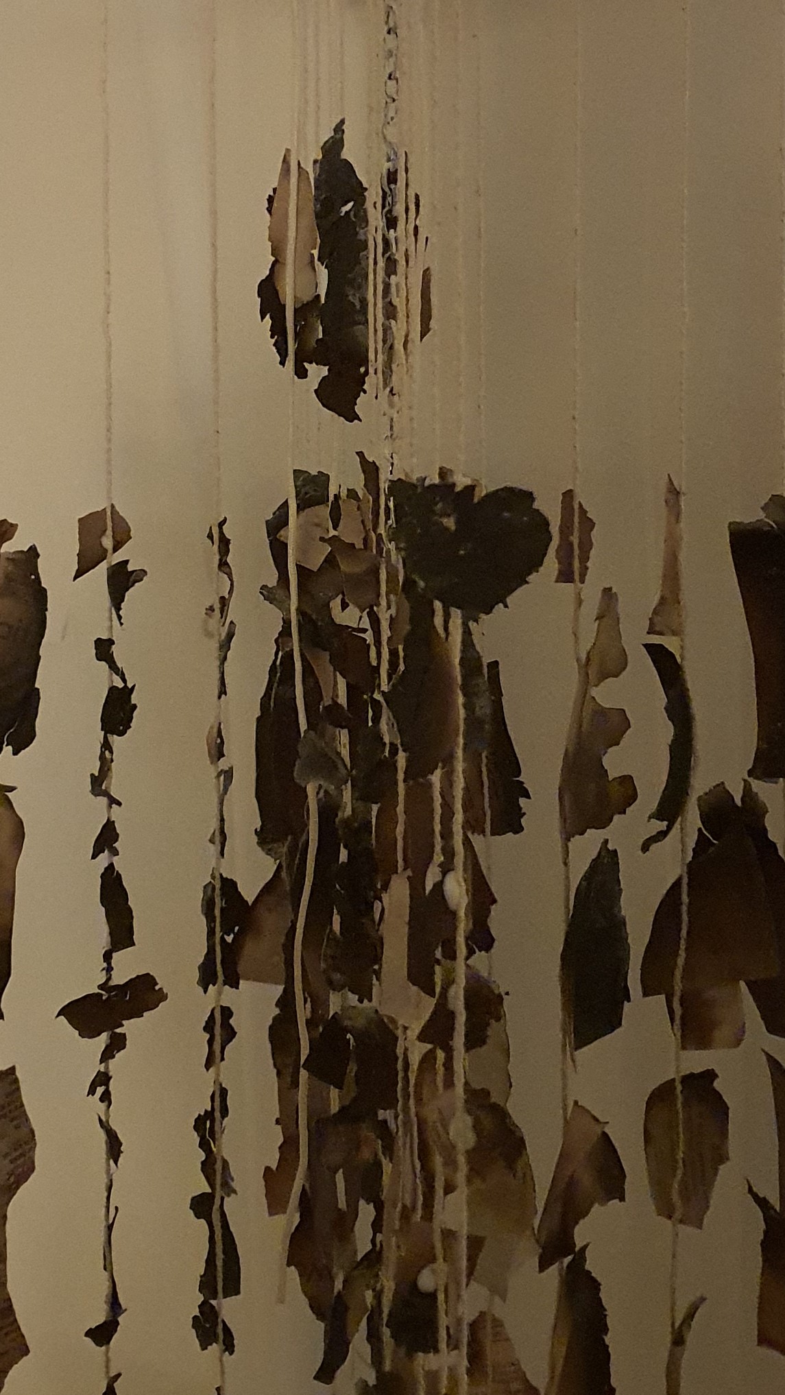 'Mirroir sur le Monde Actuel' - 2024 ~ 2025 - papier carbonise - 65 x 65 x 65 cms